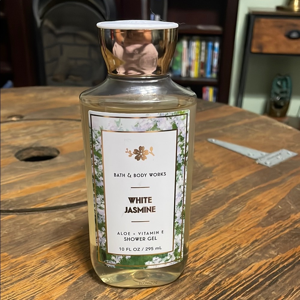 Bath & Body Works White and Green Body Wash